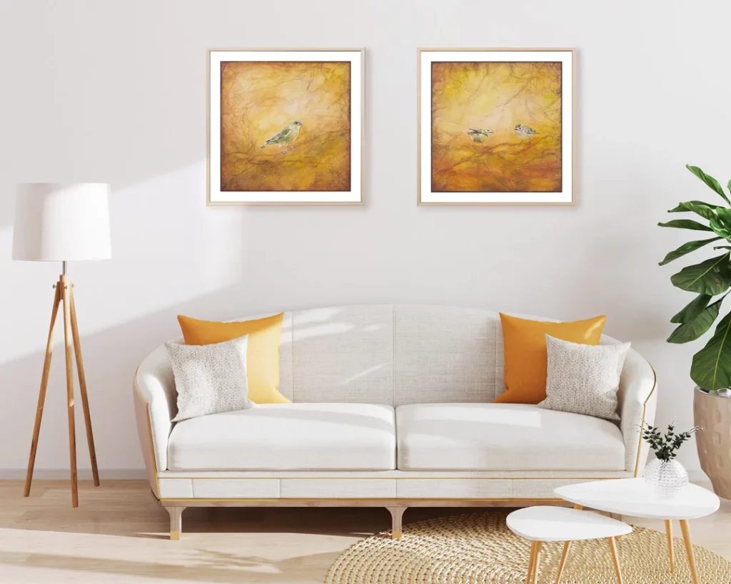 Tisk - dva obrázky ptáčků ve vizualizaci obývacího pokoje, hnědá, bílá a oranžová.