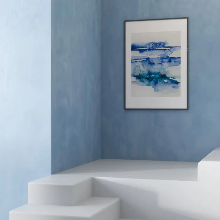 Vizualizace akvarelového obrázku na modré stěně.