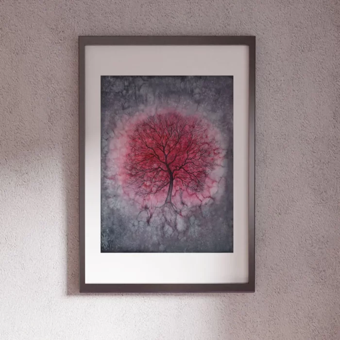 Abstraktní akvarel Červený strom v kovovém hnědém rámu.