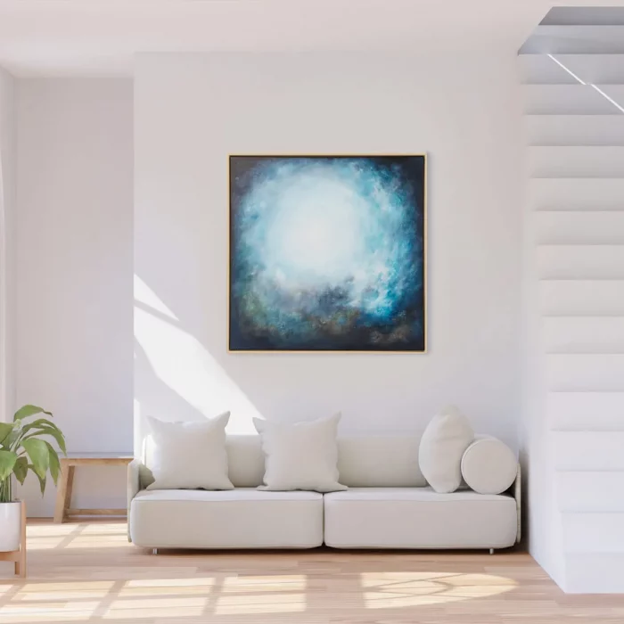 Světlý pokoj s abstraktním obrazem v modré barvě.