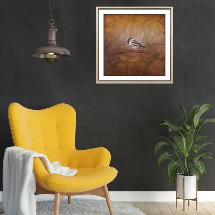 Obrázek ptáčka v interiéru s černou stěnou a žlutým křeslem.