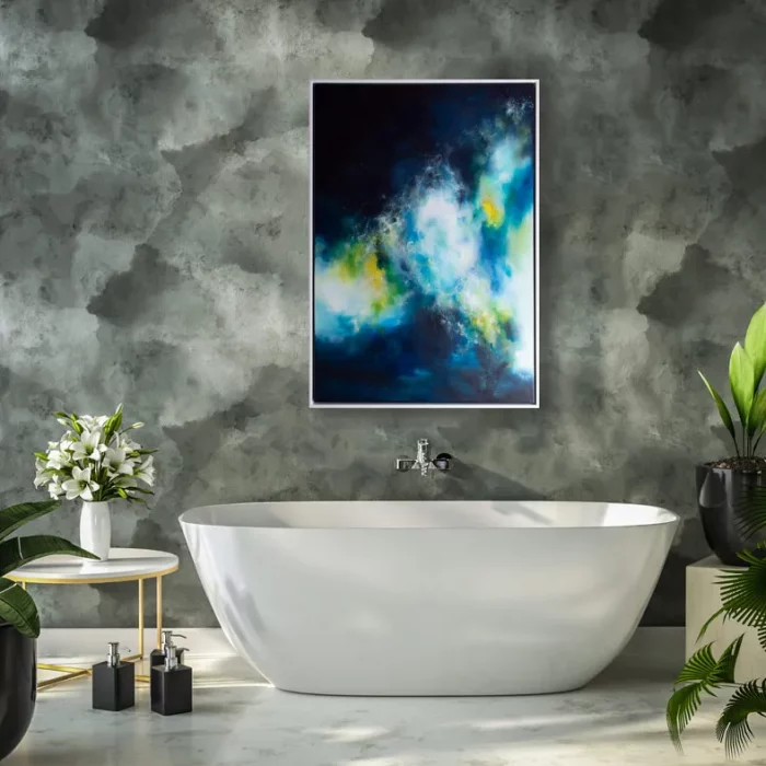 Abstraktní obraz v koupelně nad volně stojící vanou.