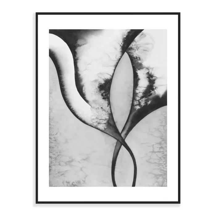 Tisk abstraktního akvarelu v černobílé s bílým okrajem v černém kovovém rámečku.