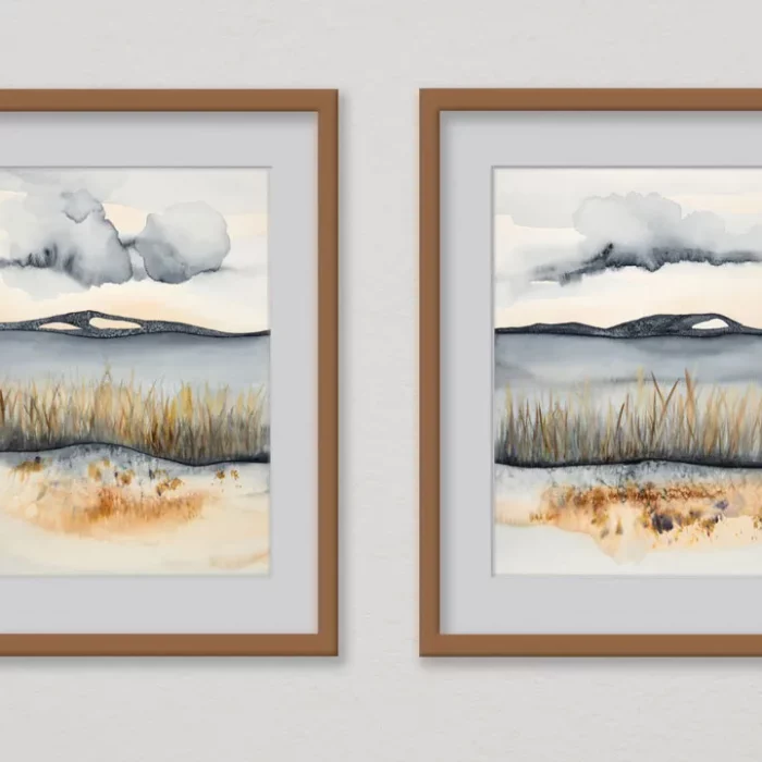Série dvou akvarelů s motivem jezera v rámečcích na stěně.