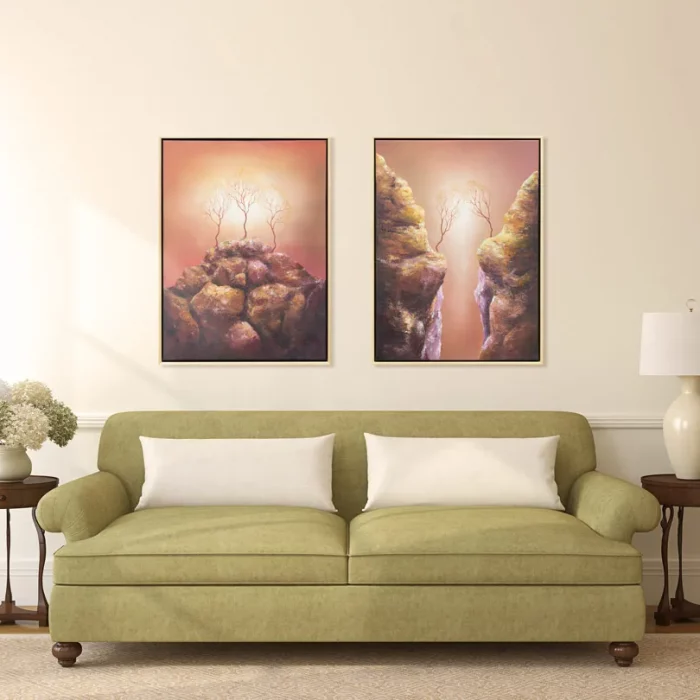 Dva obrazy z cyklu O víře, naději a lásce visící na zdi nad pohovkou.