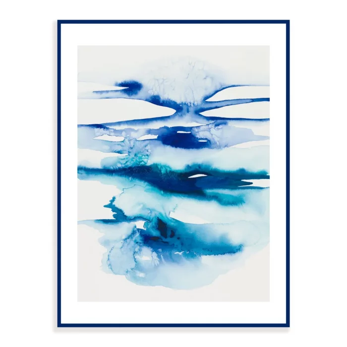 Tisk abstraktního akvarelu na téma moře, s bílým okrajem, v modrém rámečku.