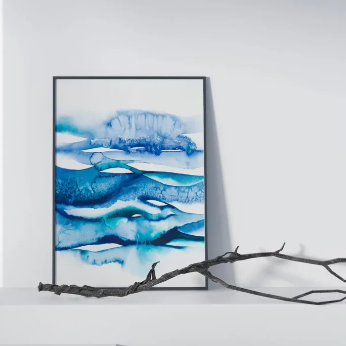 Vizualizace abstraktního akvarelu s motivem mořských vln v kovovém rámečku.