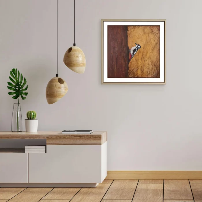 Vizualizace tisku obrázku strakapouda v dřevěném rámečku v moderním interiéru.
