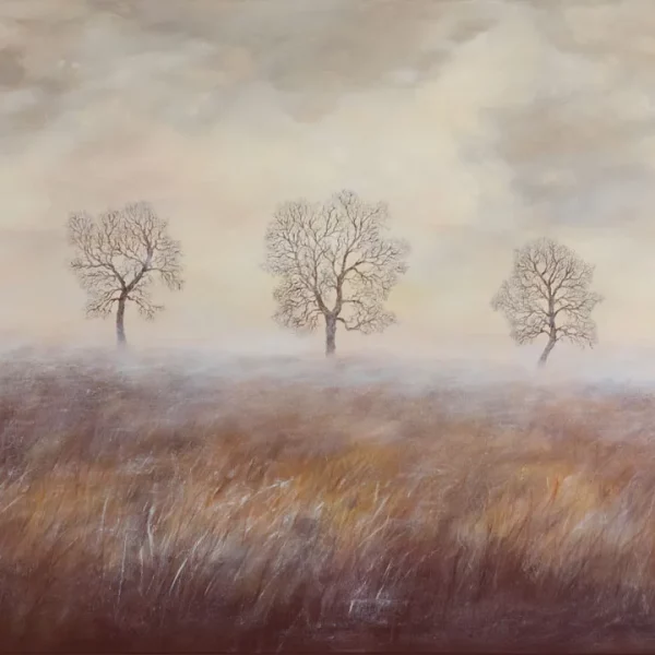 Tři stromy na obzoru, podzimní mlha se vznáší nad loukou.
