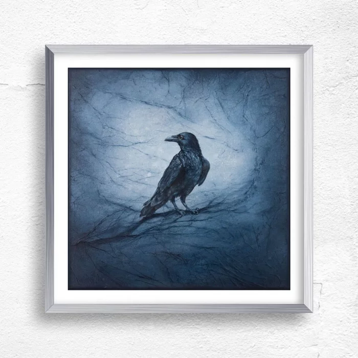 Obrázek Vrána černá - tisk ve stříbrném rámu, vizualizace na zdi.
