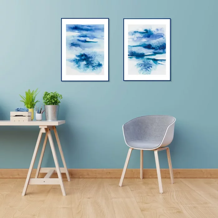 Dva akvarely s tématikou mořských vln ve vizualizaci pokoje s modrozelenou stěnou.