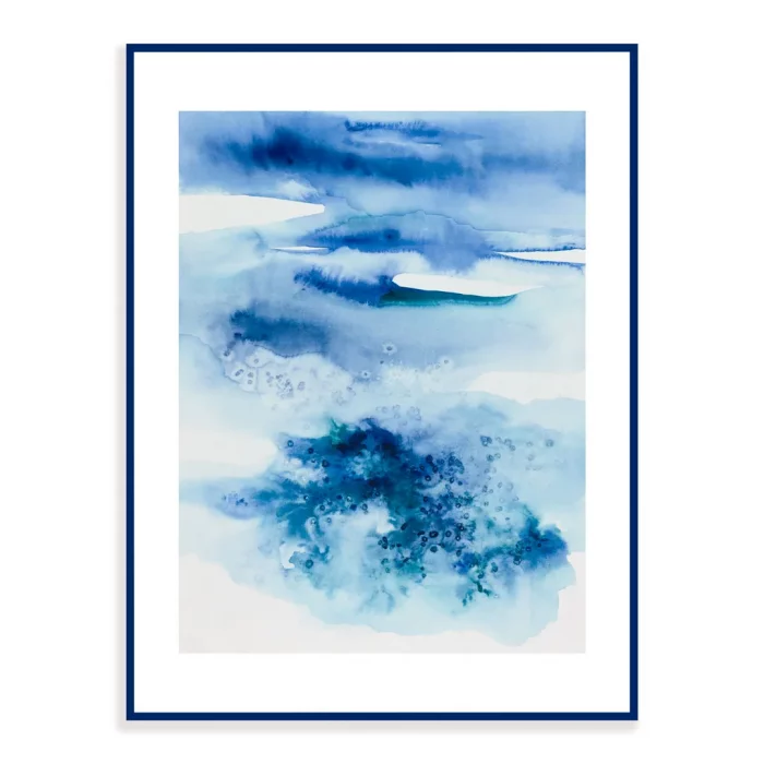 Tisk autorského akvarelu s tématem moře, v modrém kovovém rámečku.