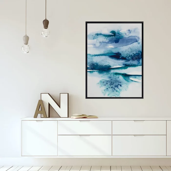 Velkoformátový tisk abstraktního akvarelu s mořskými vlnami v interiéru.