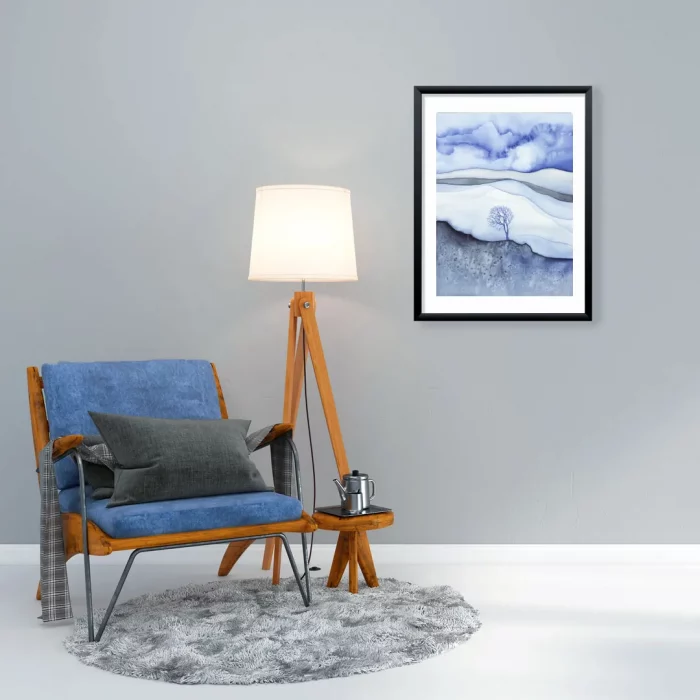 Obrázek akvarelu v pokoji s šedou zdí a modrým křeslem.
