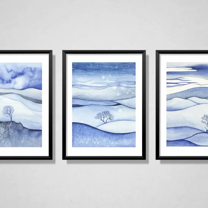 Tři akvarely s motivem zimní krajiny v černých rámečcích.